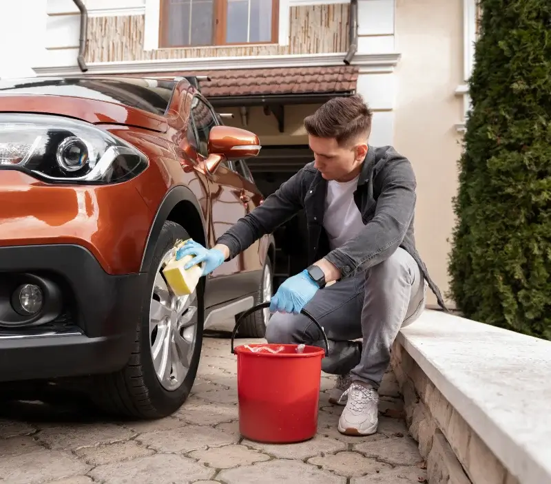 Lavage auto à domicile Sommeilles : professionnel intervenant sur un véhicule